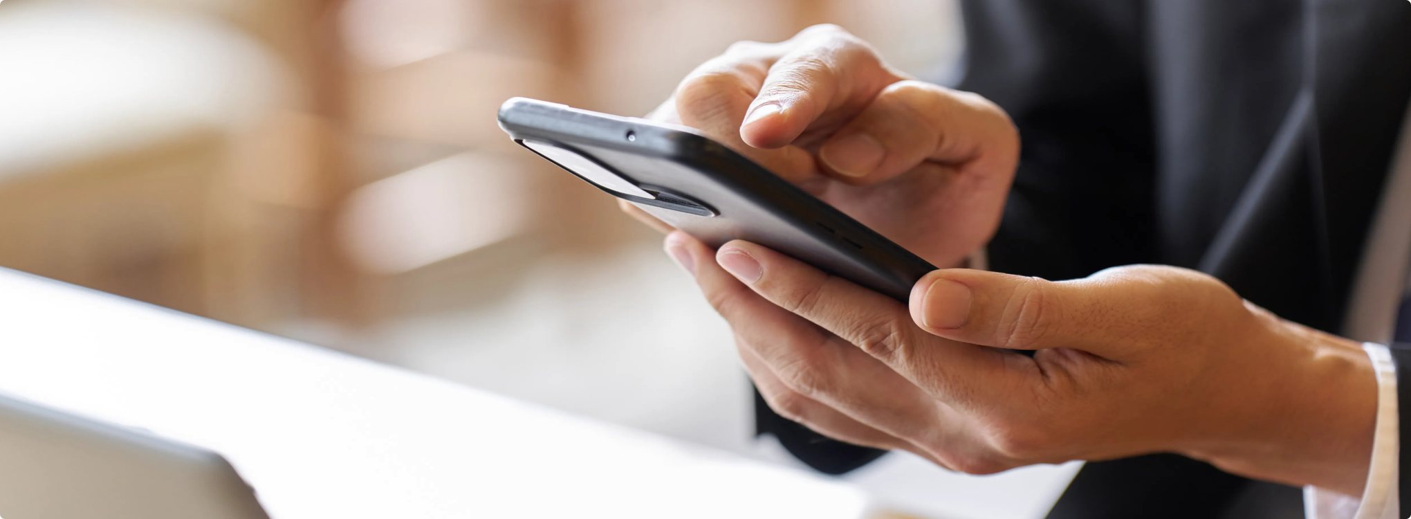 スマートフォンからお問い合わせをする様子